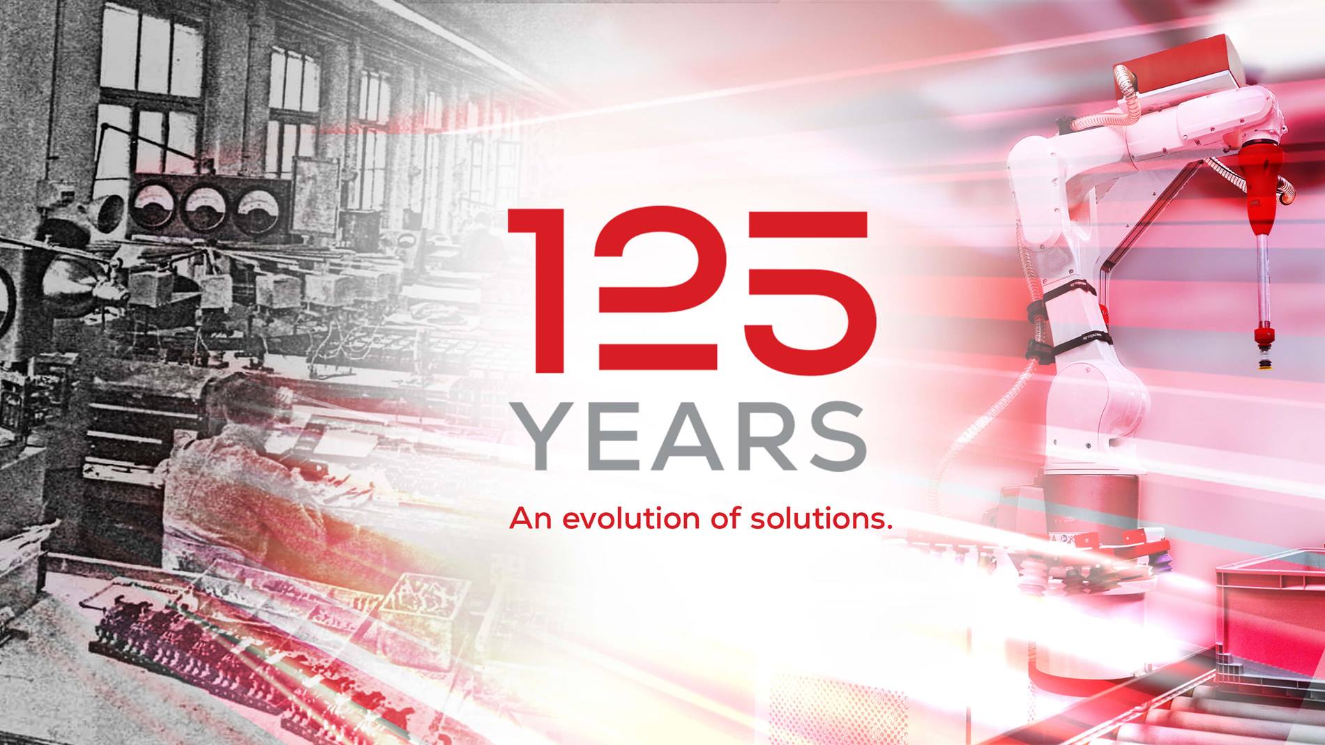 Grafik zum 125-jährigen Jubiläum von Swisslog mit einer historischen Fabrikszene und einem modernen Roboterarm mit dem Slogan „Eine Evolution der Lösungen“.