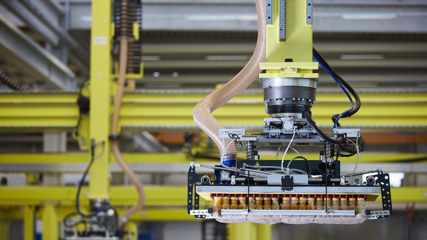 Automated layer picking with technologies from KUKA and Swisslog Logistics Automation