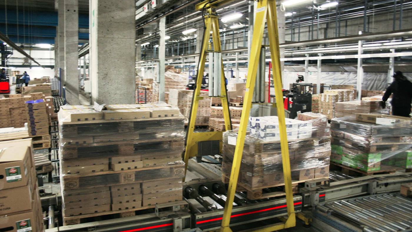 Palettenverarbeitung mit Hängebahnsystem bei Galbani.
