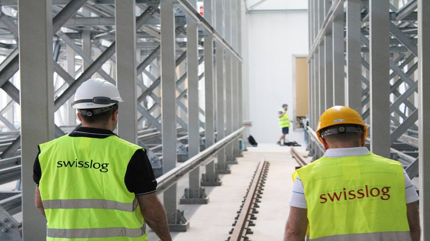 Ingenieros Swisslog durante la construcción del almacén