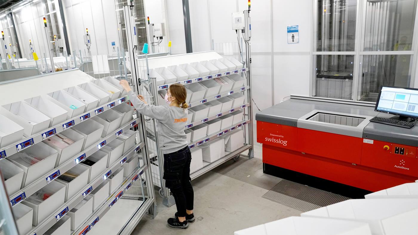 Put-away-racks at the picking station