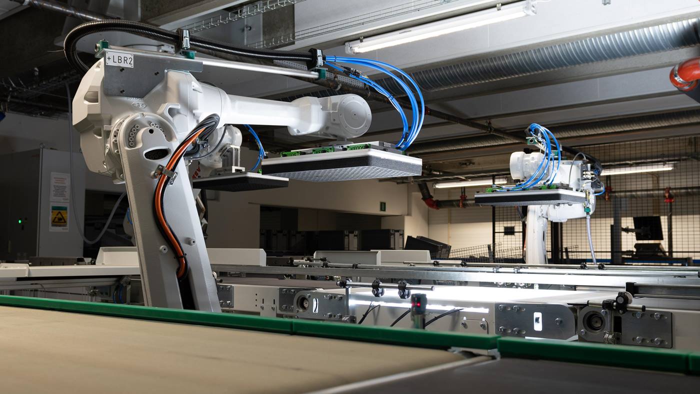 Decanting robots