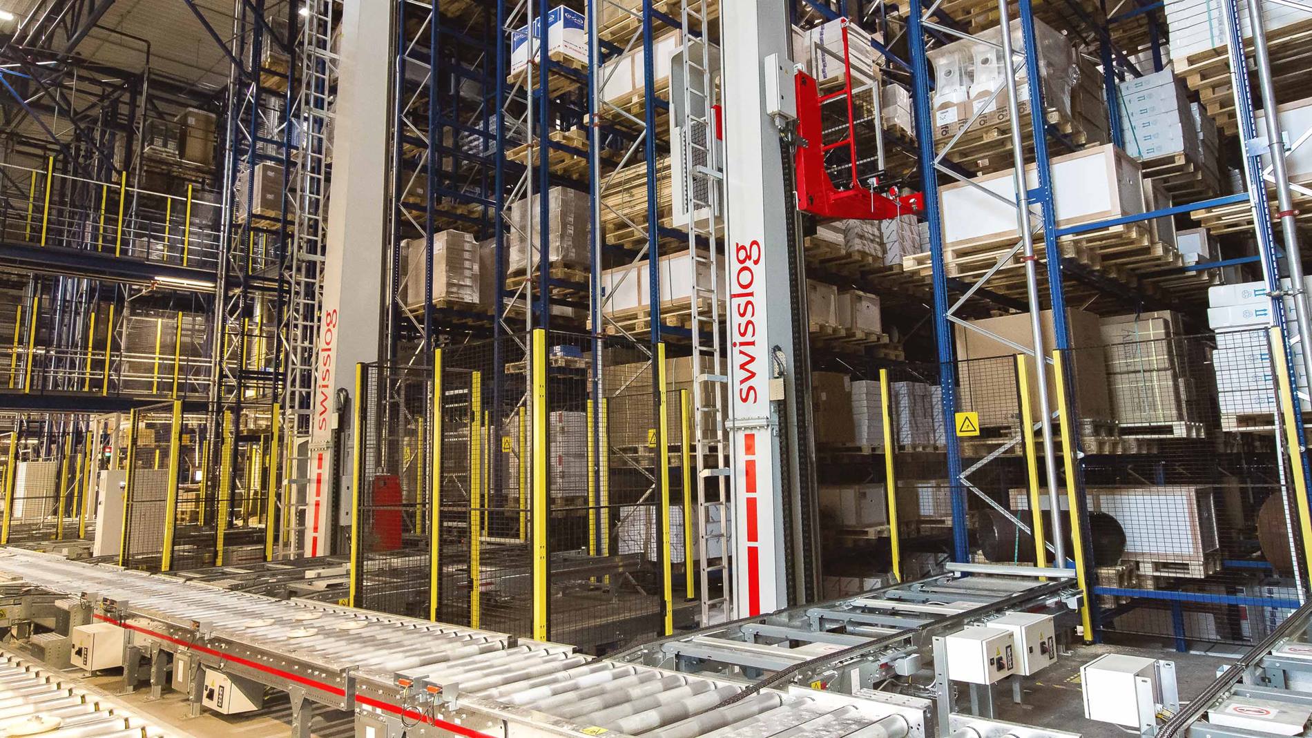 Swisslog Vectura pallet stacker cranes in the high bay warehouse