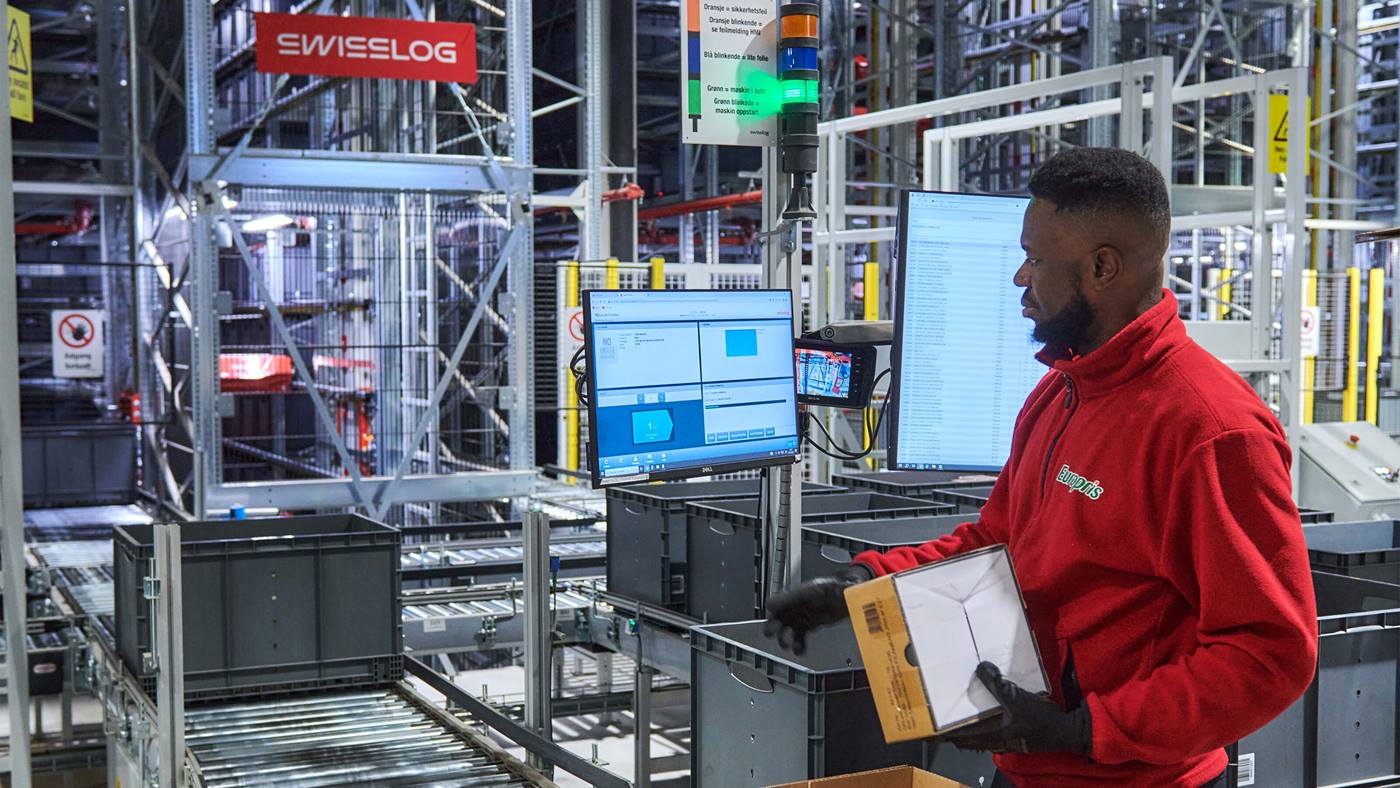 Europris warehouse worker and Swisslog automation solution