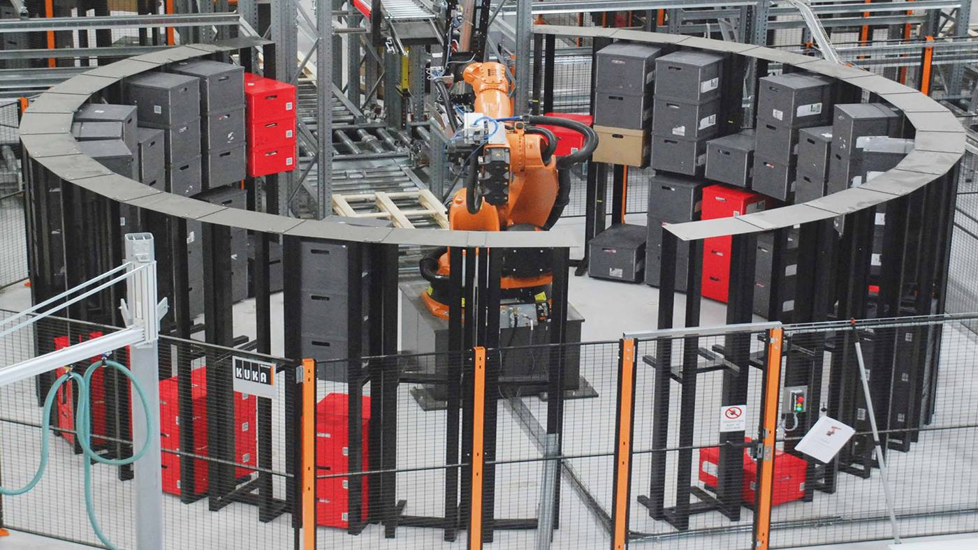 Robot palletizer at Lindex distribution center