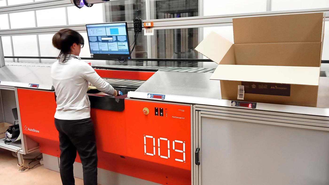 Swisslog AutoStore picking port at Pengo