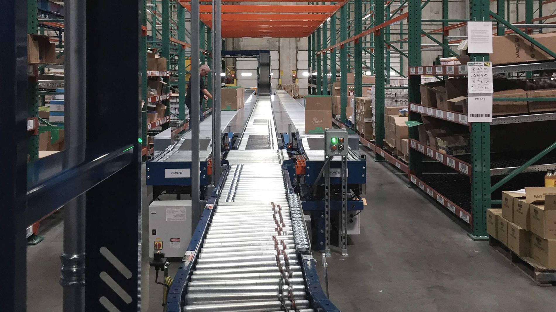 Neue Förderer und Technologie haben eine 20-prozentige Produktivitätssteigerung bei der Kommissionierung ermöglicht.