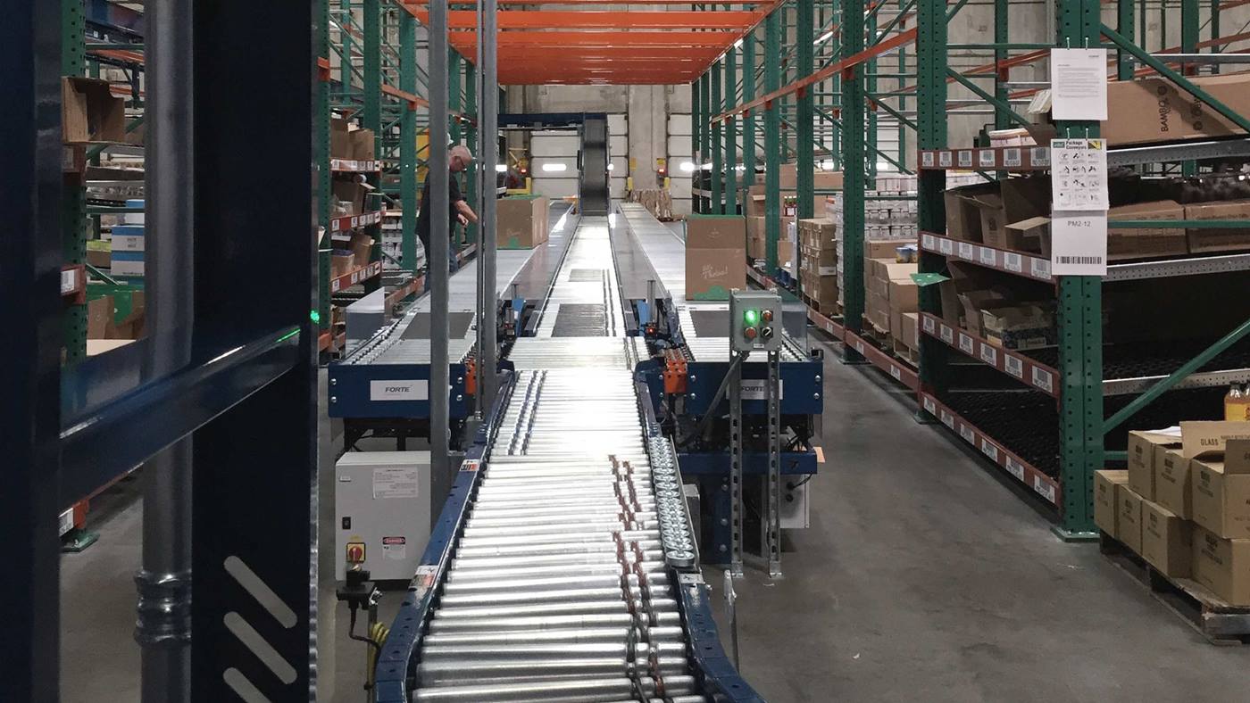 Neue Förderer und Technologie haben eine 20-prozentige Produktivitätssteigerung bei der Kommissionierung ermöglicht.