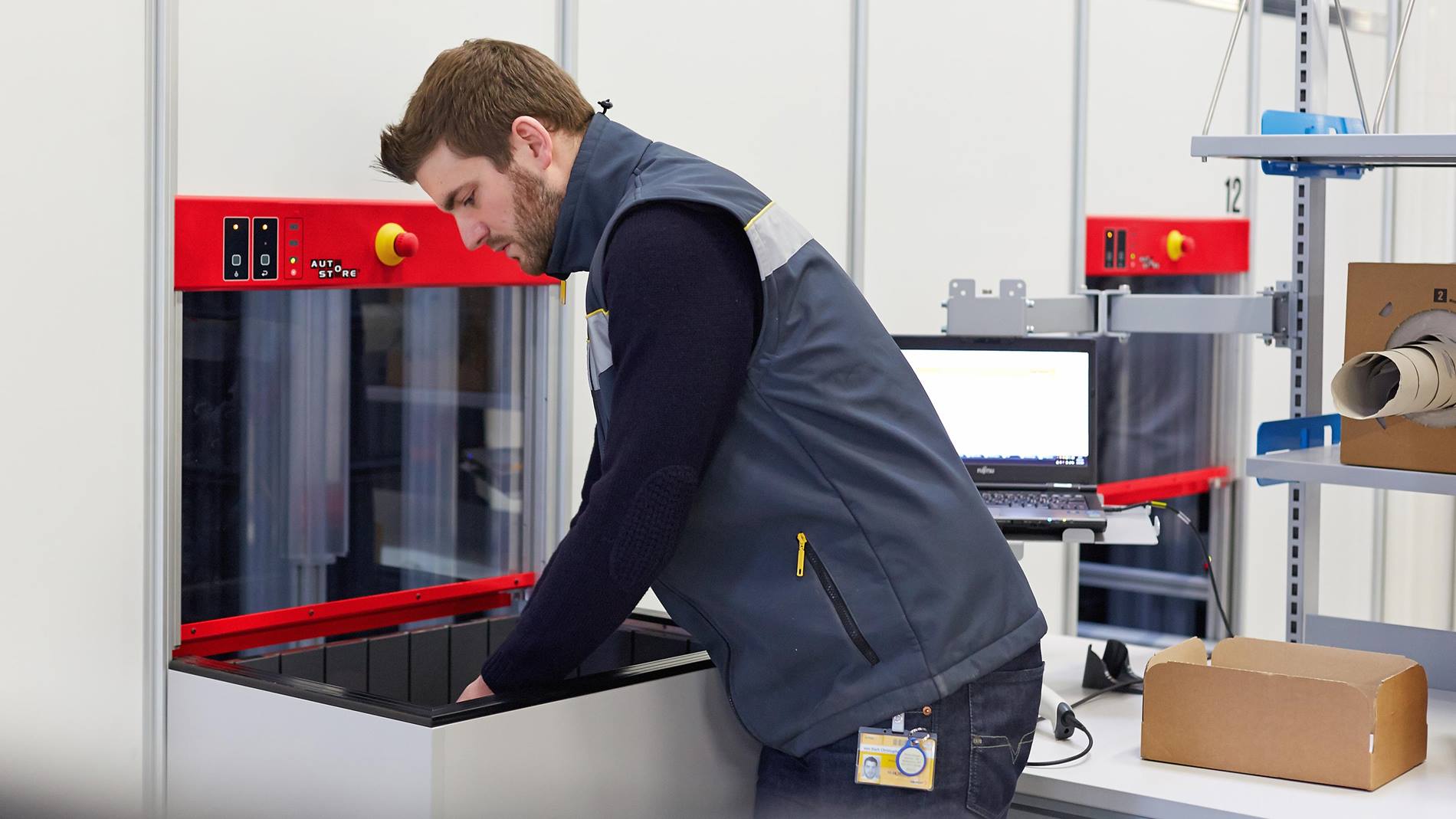 AutoStore picking and packing station