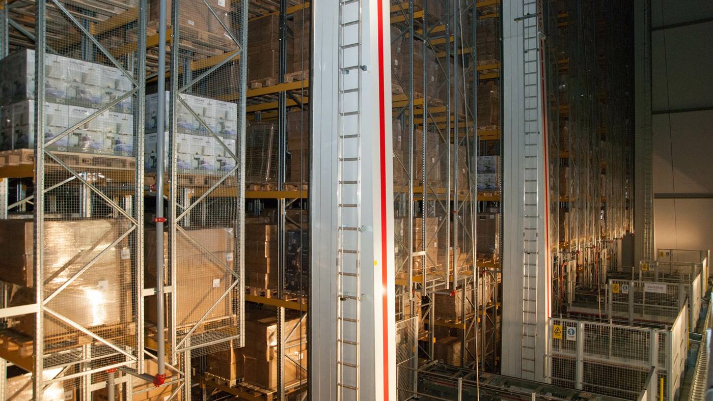 Storage and retrieval machines are in the automatic high bay warehouse for pallets