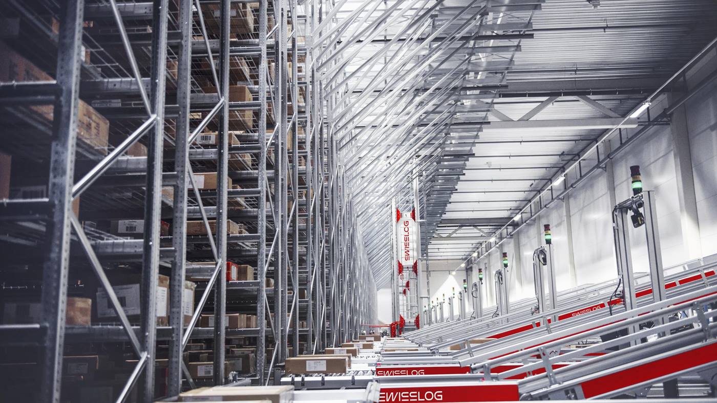 Automated mini load system with conveyor technology