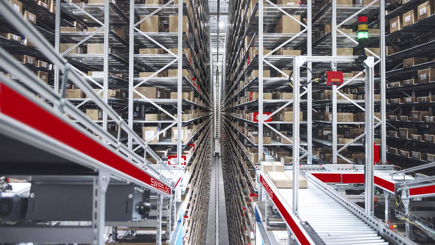 Le transtockeur miniload Tornado de Swisslog apporte de la rapidité et de la fiabilité à votre entrepôt.